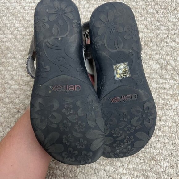 Aetrex® Lindsey Embellished Arch Support Memory Foam Sandal silver gray size 5 - Picture 9 of 11